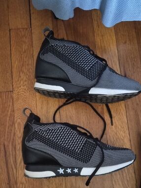 Womens Black & Gray Knit Athletic Sneakers